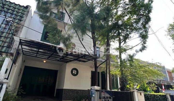 Nice house located near Senayan & Sudirman, land area 164/building area 404.