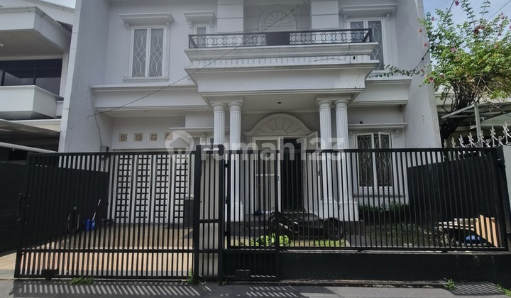 Pondok Indah, Rumah Klasik 2 Lantai Area Nyaman dan Tenang untuk Hunian