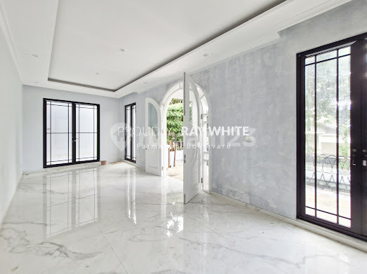 Rumah Baru Gaya Klasik Modern Dengan Pool Dekat Citos Cilandak 2