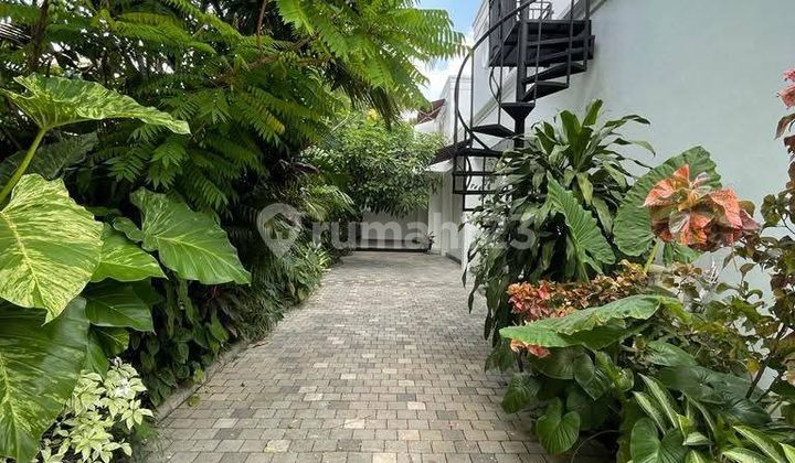 Disewakan Rumah Klasik Amerika di Komplek Kemang Berpagar 2