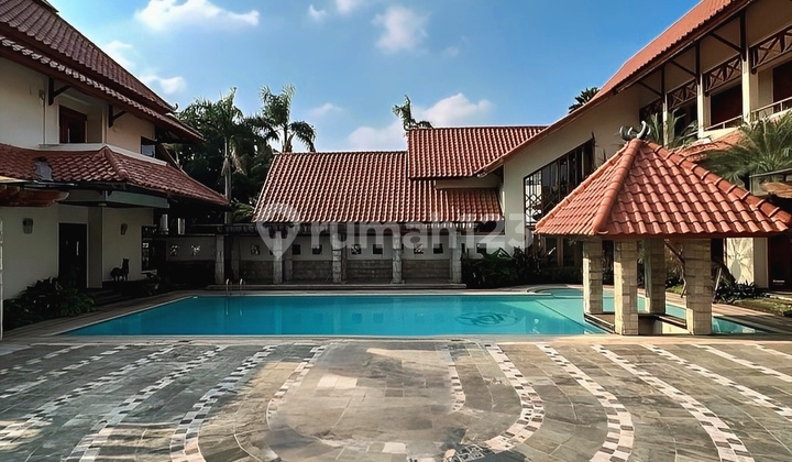 Pondok Indah Area Sangat Nyaman Rumah Berhalaman Luas 