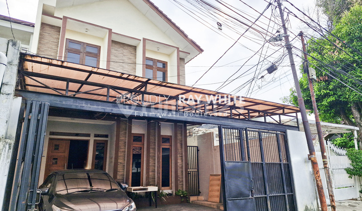 Attractive and strategic house in a walking distance complex from St. MRT H. Nawi Cipete, South Jakarta.