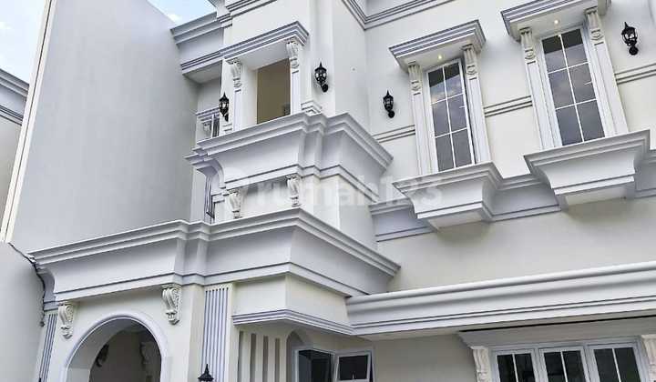 Rumah Mewah dengan Kolam Renang di Joglo Jakbar Rumah Mewah dengan Kolam Renang di Joglo Jakbar