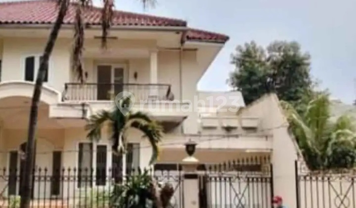 Rumah Mewah dengan Kolam Renang di Lebak Bulus Jaksel