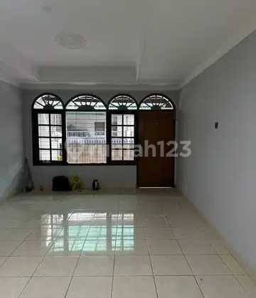 Disewakan Rumah Lokasi Strategis di Duren Sawit Jakarta Timur Disewakan Rumah Lokasi Strategis di Duren Sawit Jakarta Timur