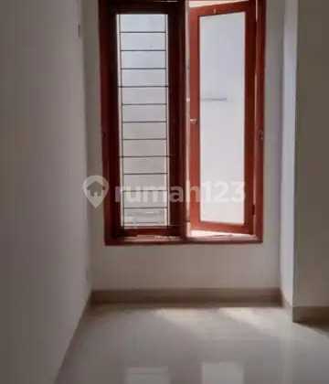 Disewakan Rumah di Tebet Timur bisa Kantor Dekat Stasiun Cawang 2