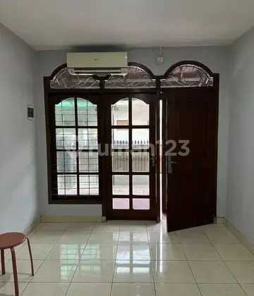 Disewakan Rumah Lokasi Strategis di Duren Sawit Jakarta Timur 2
