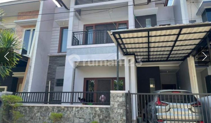 Well-Maintained Semi-Furnished House in Araya 2 Galaxy Bumi Permai Close to Merr Main Road