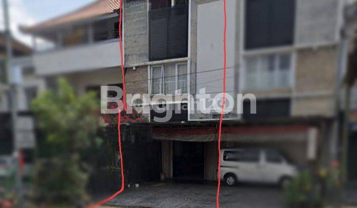 A 3-storey shophouse in the Cokroaminoto area, a strategic location on the side of the main road 1