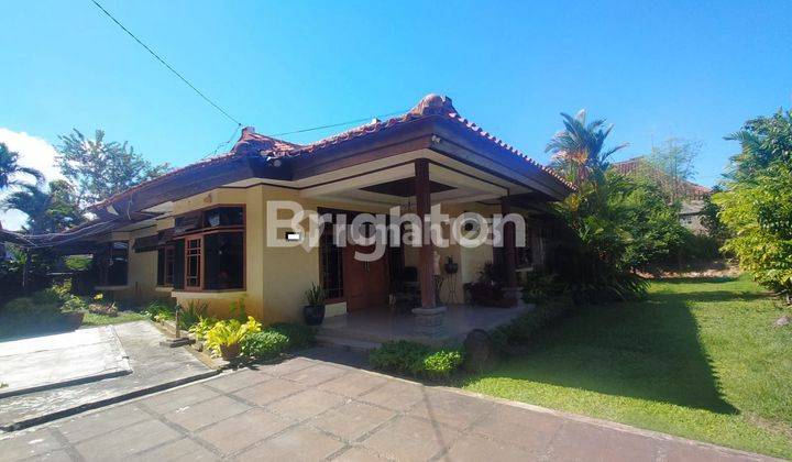 Rumah Model Villa kondisi terawat baik dan siap dihuni dilingkungan yang tenang dan nyaman,Taman dibagian depan,samping dan belakang serta fully furnished 1