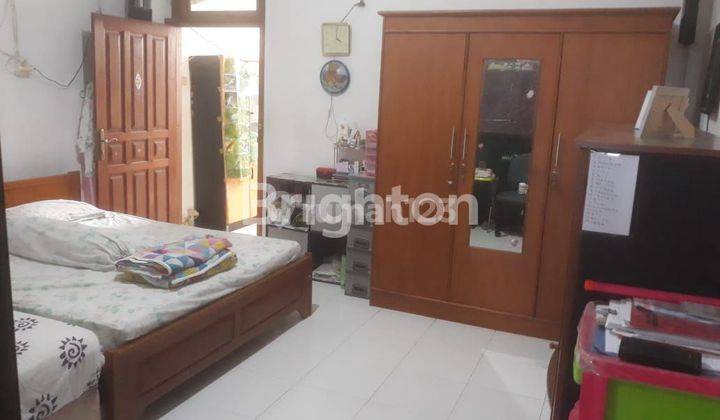 Shop house in Renon area, facing the main road, strategic location in a commercial area.