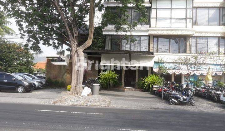 Shop house in Renon area, facing the main road, strategic location in a commercial area.