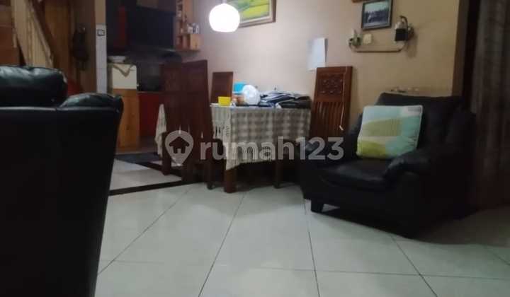 Rumah Rapih 2 Lantai Siap Huni di Tengah Kota Depok 2