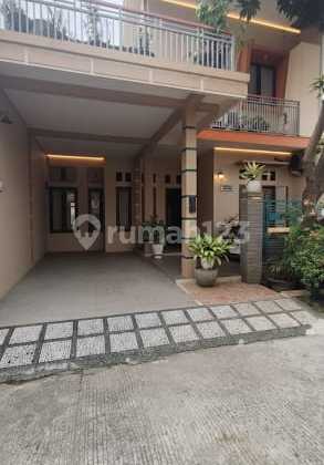 Rumah Rapih 2 Lantai Siap Huni di Tengah Kota Depok