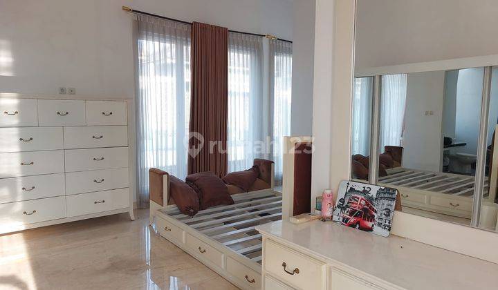 kamar tidur rumah mewah 2 lantai di