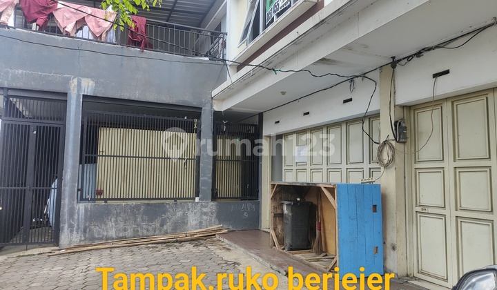 Shop house ready for business or office use, located on a busy and densely populated street. 2