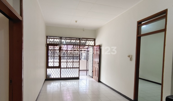 Rent a 3 Bedroom House Near Fresh Market 2