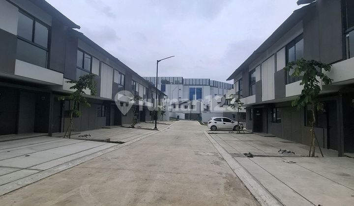 Rumah Bagus di Lippo Cikarang Sebrang Hotel Harpper Sebelah Data Center Siap Huni Unit Hook 3Kamar Punya Backyard dan Carport 2Mobil 2