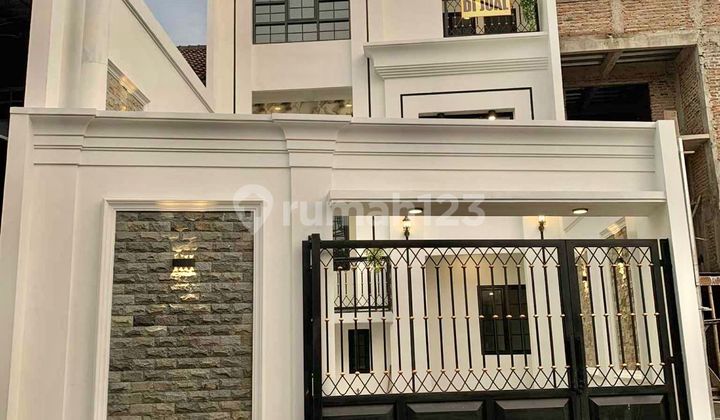 Rumah 3 Lantai Berkonsep American Classic di Cinere Limo