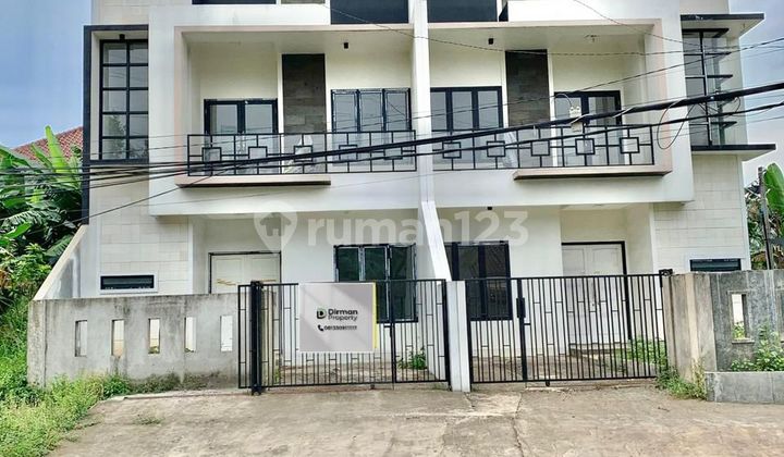 Rumah 2 Lantai Dalam Perumahan Besar di Cinere Limo Dekat Tol