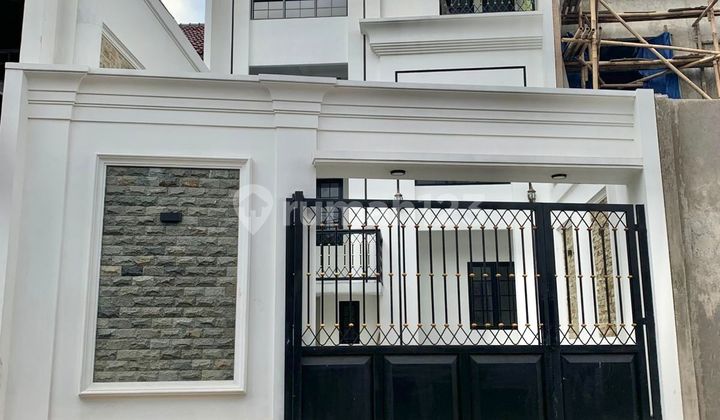 Rumah 3 Lantai Berkonsep American Classic di Cinere Limo
