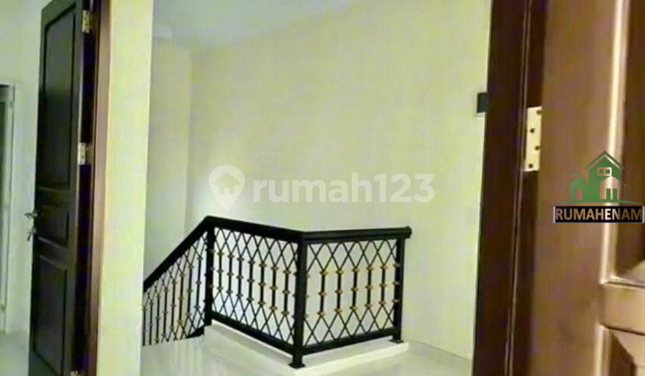 Rumah 3 Lantai Berkonsep American Classic di Cinere Limo 2