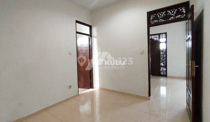 Kbp0889 Simple Minimalist House Is Located In A Complex Area. 18