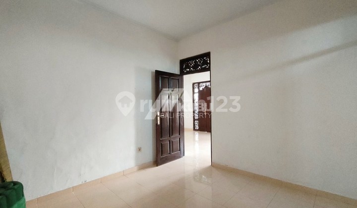 Kbp0889 Simple Minimalist House Is Located In A Complex Area. 22