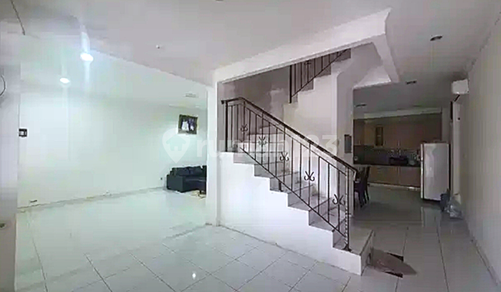 Dijual Termurah Rumah 2.5 Tingkat Hadap Taman ( 8x15 ) Taman Palem Lestari - Cengkareng