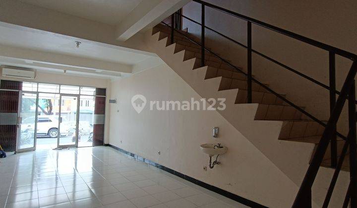 Dijual Ruko 2 lantai yang sudah direnovasi, siap pakai, berlokasi di Lembah Hijau, Cikarang Selatan. Ideal untuk usaha atau kantor dengan akses mudah dan lingkungan yang berkembang pesat. Fasilitas lengkap, desain modern, dan struktur bangunan kokoh. Loka 2