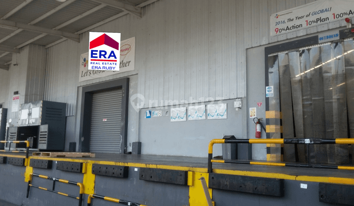 Gudang dengan loading dock di kawasan Industri