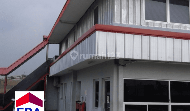 Gudang dengan loading dock di kawasan Industri