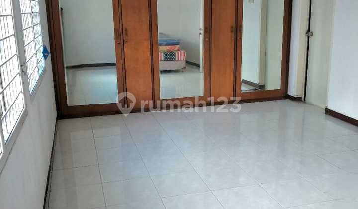 Rumah Luas 300M² di Bogor Timur - 4+1 KT, SHM, Harga 2,6M Nego! 2