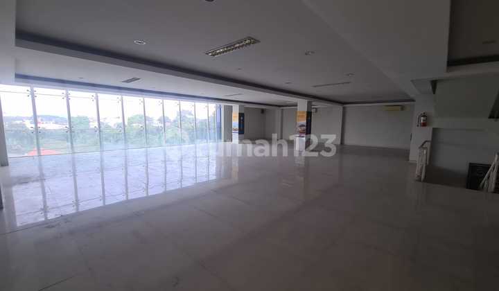 Showroom Building Including Workshop with Lift Equipment in Depok