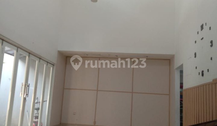 MARGAHAYU, METRO, SOETTA. TWO-STORY HOUSE WITH MODERN DESIGN IN BANDUNG CITY.