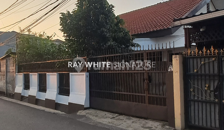 House on Kelurahan Duren Sawit Street, Residential and Business Area House on Kelurahan Duren Sawit Street, Residential and Business Area