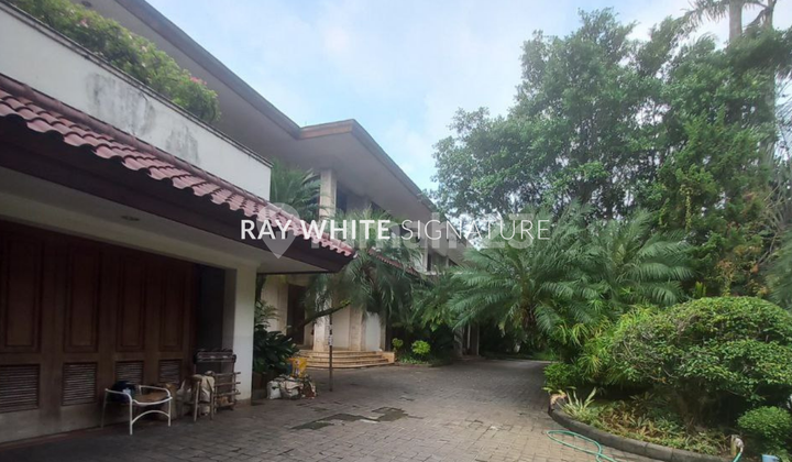 Rumah Lama Area Premium di Jl. Sekolah Kencana, Pondok indah 
