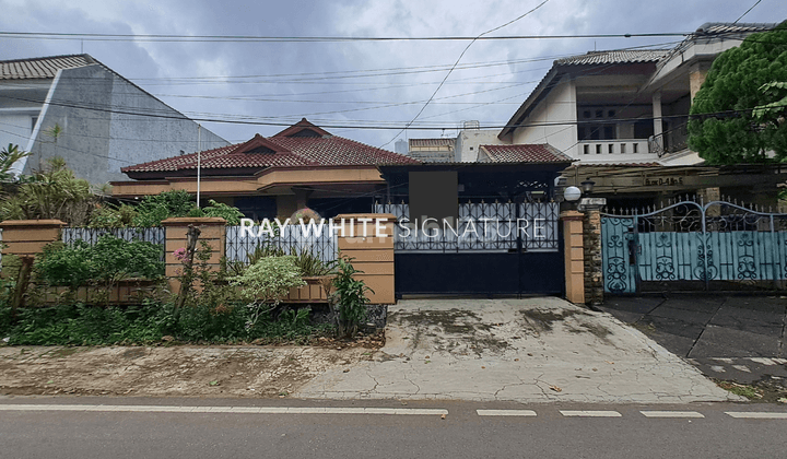 Dijual Rumah Lama Lokasi Bagus Bebas Banjir di Pondok Bambu 1