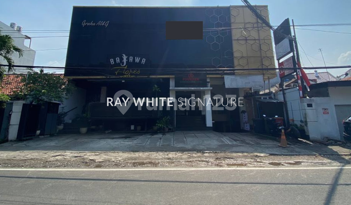 Gedung Di Tebet, Area Parkir Luas dengan Basement dan lift