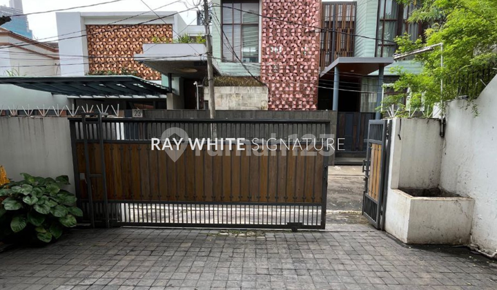 Dijual Rumah Mewah di Lokasi Strategis ada pool di Kuningan Dijual Rumah Mewah di Lokasi Strategis ada pool di Kuningan