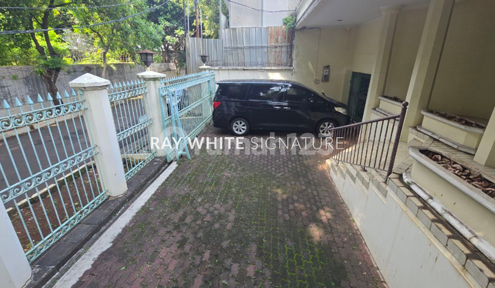 Old House on Jl. Karang Asem, Hook Position, Prime Location for Residences in Kuningan.