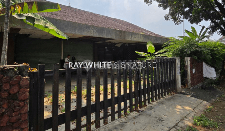 Dijual Rumah Tua Lokasi Bagus di Jl. Simprug Golf  1