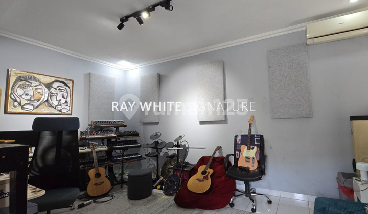 Rumah di Jl. Abuserin, Cilandak Kondisi Bagus Layak Huni Dengan Swimming Pool 2