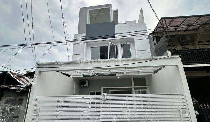 Rumah 3 Lantai Furnished SHM Baru  1