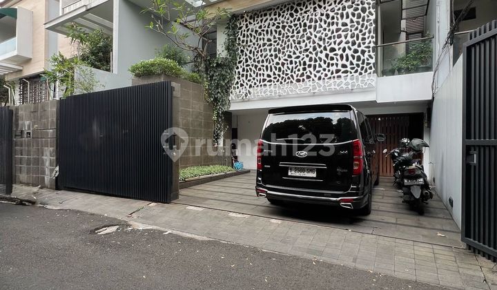 Modern Minimalist House in Kebayoran Baru, Comfortable and Quiet Location, Easy Access, Flood-Free, Freehold Certificate