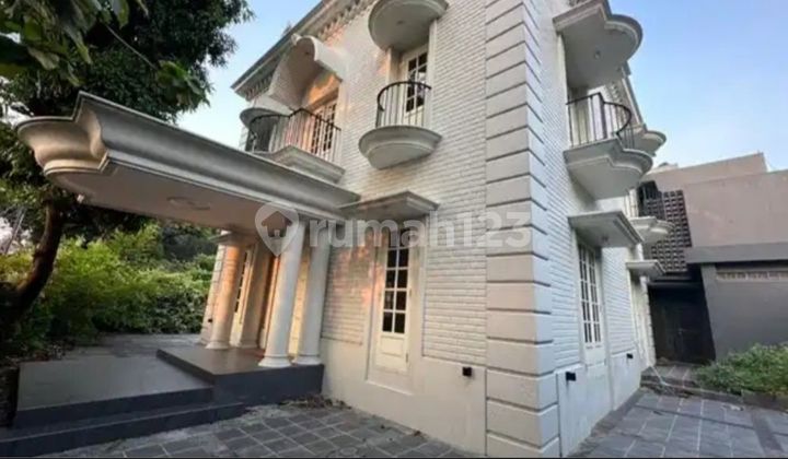 Rumah Baru dengan Design Classic Daerah Pondok Indah.