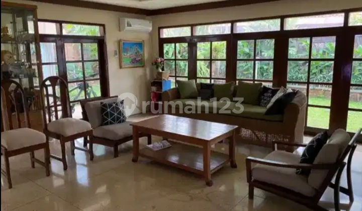 Rumah dengan Halaman yang Luas di Kemang