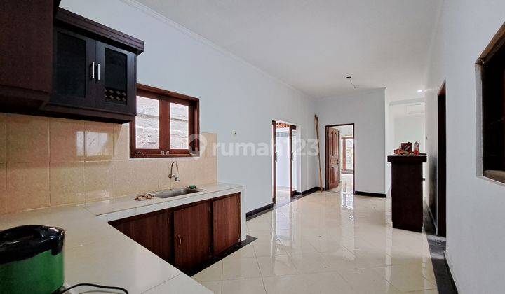 Rumah dengan 2 lantai 8