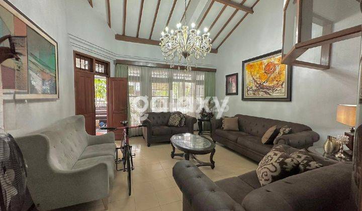 tampak depan rumah 2 lantai di wisma