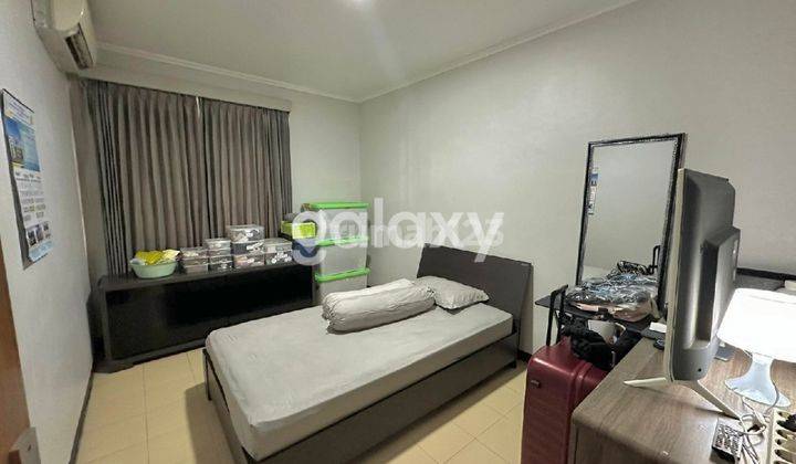 tampak depan rumah 2 lantai di wisma